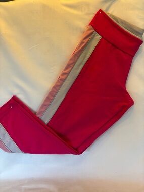 GENTLY WORN WOMEN’S HOT PINK CAPRI LEGGINGS WITH CONTRASTING SIDE STRIPES
